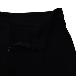 Detail van een zwarte broek met hoge taille, blinde ritssluiting en fijn afgewerkte naden