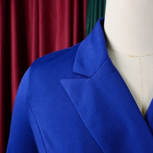 Detailopname van de revers en de koningsblauwe twillstof op deze halflange blazer voor dames