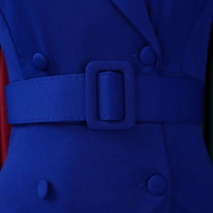 Detail van de tailleband met met stof beklede gesp op een donkerblauwe blazerjurk