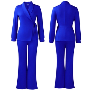 Detail van de koningsblauwe wikkelblazer en bijpassende flared broek met hoge taille