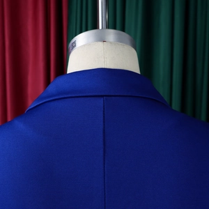 Detail van de elektrisch blauwe blazerstof met hoogwaardige stiksels op de achterkraag