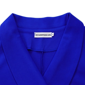 Detailweergave van het METAMORPHOSIS GIRL merklabel en maat S op blauwe pak kraag
