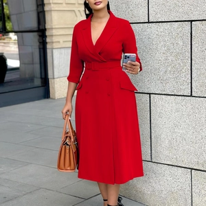 Détail de robe blazer rouge à double boutonnage avec col en V et ceinture ajustable