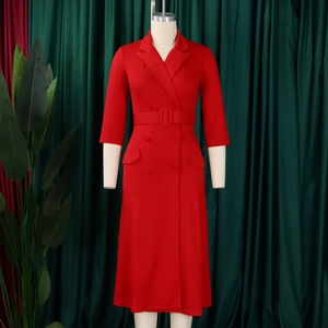 Détail de la robe rouge à double boutonnage avec col tailleur et ceinture assortie