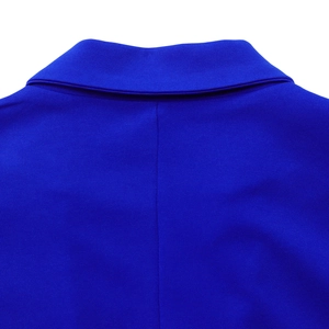 Detailopname van de koningsblauwe blazer kraag met fijne gebreide textuur en afwerking