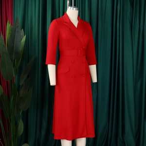 Détail de robe blazer rouge avec boutons croisés et ceinture à boucle assortie