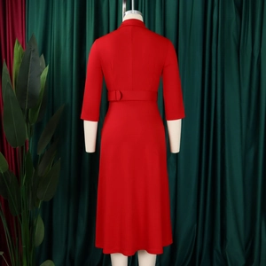 Vue arrière d'une robe midi rouge avec col à revers et ceinture à boucle assortie
