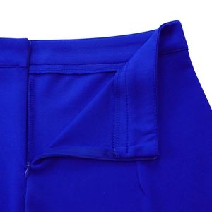 Detail van onzichtbare rits en stiksel op de taille van de donkerblauwe pantalon