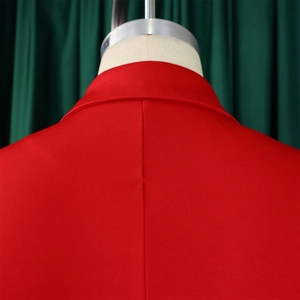Détail du col de blazer rouge et des coutures d'épaule d'une robe africaine longue