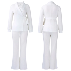 Detail van witte wrap blazer met strikceintuur en bijpassende uitlopende broek set