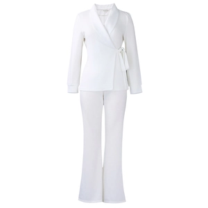 Detail van witte overslagblazer met sjaalkraag en striksluiting aan de zijkant