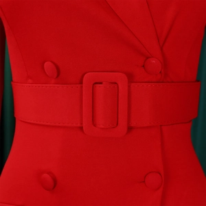 Détail d'une robe rouge à double boutonnage montrant le revers et les boutons assortis