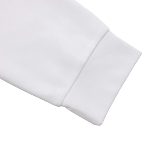 Detail van de witte mouwboord met hoogwaardige ribtextuur en fijne afwerking van de naden