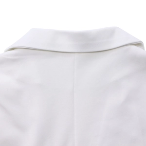Detailweergave van de puur witte revers en de fijn geweven stoftextuur van de blazerjas