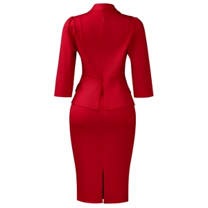 Rückansicht eines roten Business-Anzugs mit tailliertem Blazer und Bleistiftrock-Details