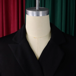 Detail van de klassieke zwarte blazer kraag en schouder met een double-breasted snit