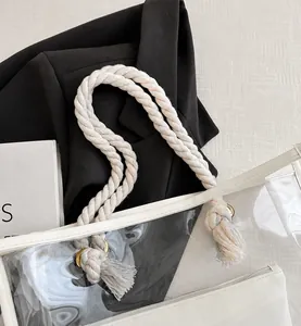 Detail der transparenten PVC-Tasche mit weißer Paspelierung und dicken Baumwollseilgriffen