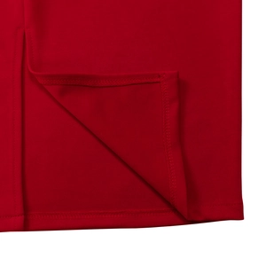 Detailansicht des roten Strickkleids mit präzisem Seitenschlitz und Doppelnaht-Verarbeitung