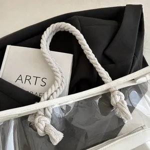 Detailansicht des weißen Baumwollseilgriffs und des transparenten PVC-Materials der Tasche