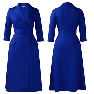 Detail van marineblauwe double-breasted jurk met riem en een strakke A-lijn vorm