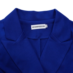 Detail van de marineblauwe blazer kraag met wit merklabel en de maataanduiding M