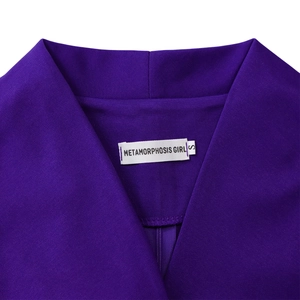 Detailansicht des V-Ausschnitts und S-Größenlabels am lila strukturierten Kleid