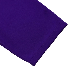 Detailansicht der Doppelnadelnaht auf dem dunkelvioletten gestrickten Kleidstoff