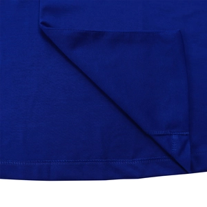 Detailopname van dubbele naald zoomstiksels en blauwe polyester stoftextuur