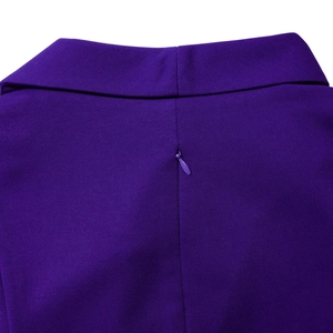 Nahaufnahme des dunkelvioletten Kleiderkragens mit nahtlosem verdecktem Reißverschluss