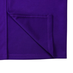 Detailaufnahme des doppelt genähten Saums an dunkelviolettem Kleid mit feiner Stoffstruktur