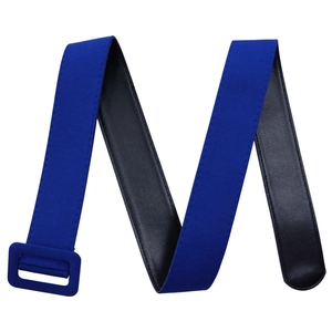 Detail van blauwe elastische riem met een bijpassende met stof beklede vierkante gesp