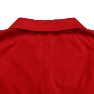 Détail du col d'une robe blazer rouge à manches longues avec coutures croisées