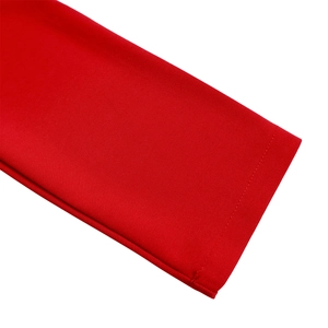 Vue macro détaillée du poignet en tricot rouge montrant la qualité des coutures précises