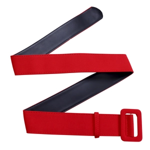 Détail d'une ceinture large en tissu rouge avec grande boucle carrée et surpiqûres