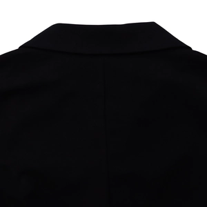Detailopname van de achterkraag en zwarte stofnaden van de elegante blazerjurk