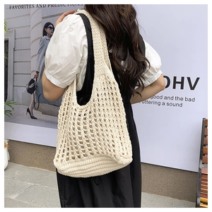Détail du sac cabas tissé crème avec texture en maille ajourée sur l'épaule