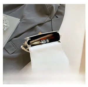 Vue de dessus de l'intérieur du sac de selle blanc avec espace pour maquillage