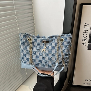 Sac fourre-tout en denim à damier avec bords effilochés et pendentif cerf élégant
