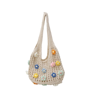 Sac fourre-tout au crochet crème avec fleurs 3D colorées et design bohème ajouré
