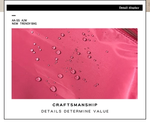 Dettaglio del tessuto in nylon rosa impermeabile con gocce d'acqua sulla sua superficie
