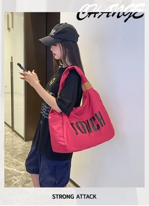 Dettaglio borsa tote in nylon rosa con scritta TOUCH nera e finiture in pelle