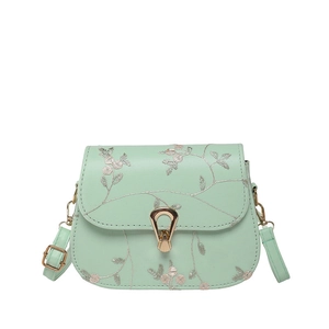 Petit sac selle vert menthe avec broderies dentelle et fermoir goutte d'eau doré