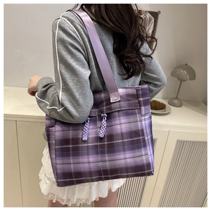 Détail du sac cabas à carreaux violets avec large bandoulière et détails de cordon