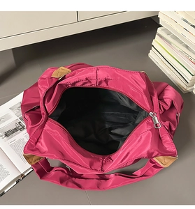 Vista dall'alto dettagliata della grande borsa in nylon magenta con cerniera