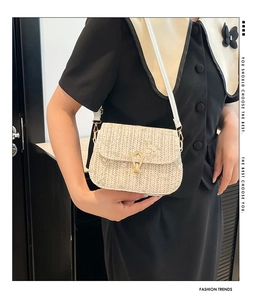 Details der Stroh-Satteltasche mit Blumenstickerei und goldener Hufeisenschnalle