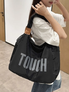 Grande borsa tote in nylon nero con scritta TOUCH e dettagli in pelle marrone
