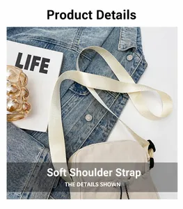 Détail du sac bandoulière en nylon beige avec une large bandoulière tissée souple et douce