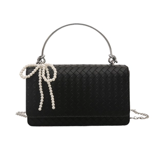 Bolso de hombro tejido negro minimalista con asa plateada y lazo de perlas