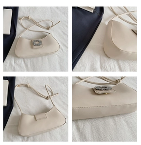 Vue détaillée des coutures, de la boucle en cristal et de la texture du sac crème