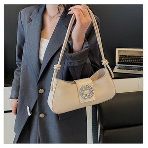 Détail du sac à bandoulière en cuir blanc crème avec boucle en strass de luxe